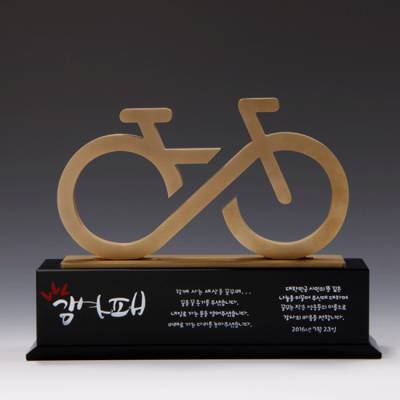사이클 우승 기념 상패